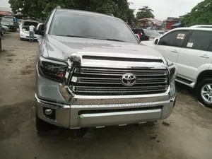 Toyota Sequoia Platinum 4dr SUV (5.7L 8cyl 6A) 2013 Silver