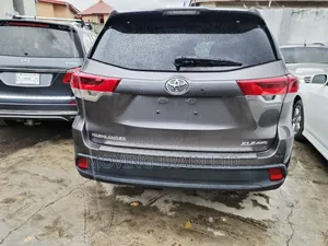 Toyota Highlander XLE 4x4 V6 (3.5L 6cyl 8A) 2017 Gray