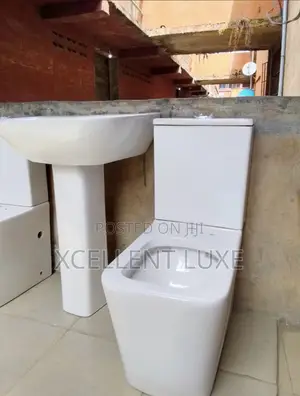 Set of a Executive Vstar Wc With a Soft Landing Cover