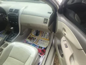 Toyota Corolla LE 4dr Sedan (1.8L 4cyl 4A) 2010 Gold