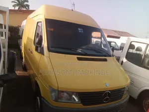 Mercedes-Benz Sprinter 2002 Yellow