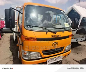 Toyota Dyna Yellow Color Six Tire Normal Hand Petrol Engine