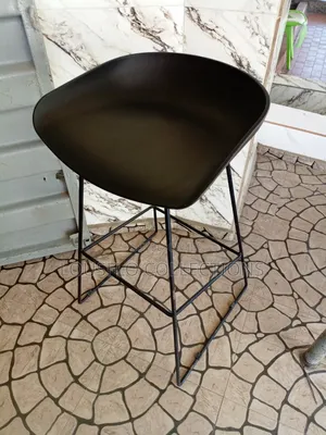 Quality Classic Plastic Sitting Stood With Iron Leg