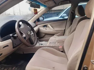 Toyota Camry LE 4dr Sedan (2.5L 4cyl 6AM) 2010 Gold