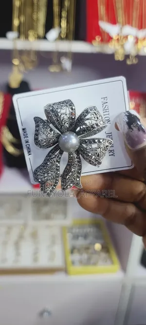 Vintage Style Pearl Touch Brooch