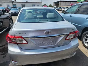 Toyota Corolla LE 4dr Sedan (1.8L 4cyl 4A) 2011 Silver
