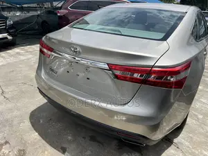 Toyota Avalon XLE Premium 4dr Sedan (3.5L 6cyl 6A) 2014 Gold