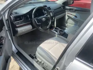 Toyota Camry XLE 4dr Sedan (2.5L 4cyl 6A) 2012 Silver