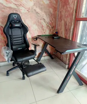 Gaming Chair Foradults With Footrest ,Non Adjustable Table