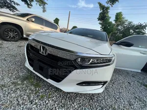 Toyota Camry SE (2.5L 4cyl 8A) 2019 White