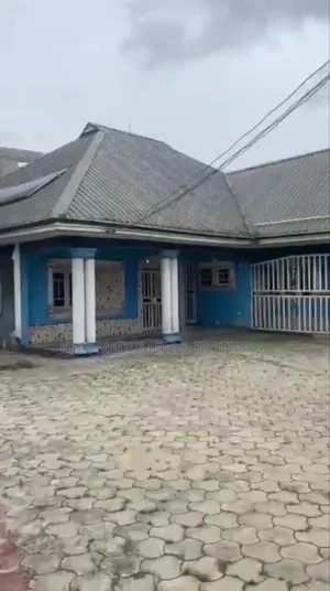 6bdrm Bungalow in Amechi Primary Sch., Port-Harcourt for sale
