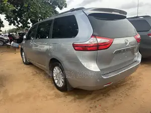 Toyota Sienna 2015 Silver