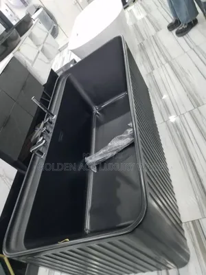 Plain Black Executive Bathtub With Faucet