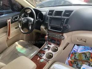 Toyota Highlander Limited 3.5l 4WD 2013 Gold