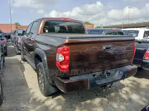 Toyota Tundra Platinum 5.7L V8 4x4 CrewMax 5.6 ft. box 145.7 in. WB