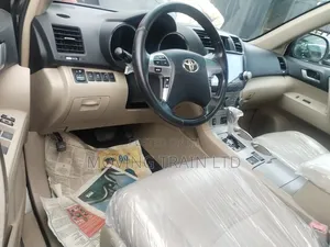 Toyota Highlander SE 2012 Gray