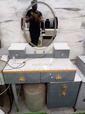Make Up Bedroom Set With Mirror Light