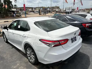Toyota Camry LE FWD (2.5L 4cyl 8AM) 2018 White