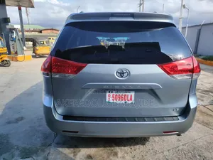 Toyota Sienna LE AWD 7-Passenger 2013 Silver
