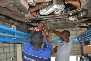 Mercedes-benz Mechanic/Computer Diagnosing