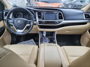 Toyota Highlander XLE V6 4x4 (3.5L 6cyl 6A) 2016 Black