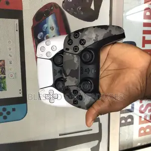 Playstation 5 Dualsense Controller.