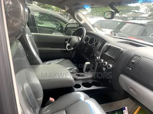 Toyota Sequoia Platinum 4dr SUV 4WD (5.7L 8cyl 6A) 2015 Gray