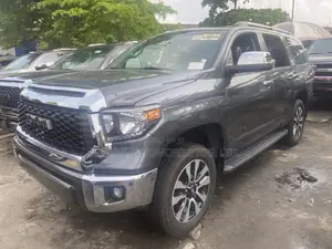 Toyota Sequoia Platinum 4dr SUV (5.7L 8cyl 6A) 2015 Gray