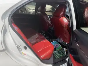 Toyota Camry SE FWD (2.5L 4cyl 8AM) 2018 White