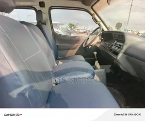 Toyota HiAce 2000 White