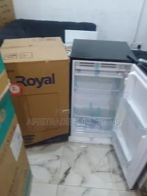 Royal 105 L Mini‐Fridge – Interior Light Shelves