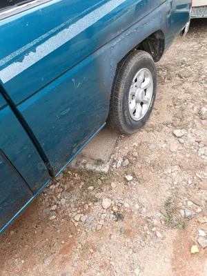 Nissan Pick-Up 1996 Blue