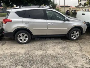 Toyota RAV4 XLE 4dr SUV (2.5L 4cyl 6A) 2014 Silver