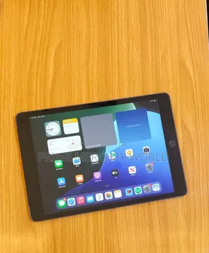 Apple iPad 9.7 64 GB Gray