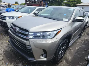 Toyota Highlander XLE 4dr SUV AWD (3.5L 6cyl 6A) 2015 Gold