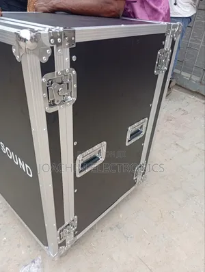 Tyros 16 U Close Amplifier Rack