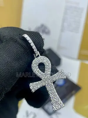 Glove Moissanite Diamond Pendant Chain