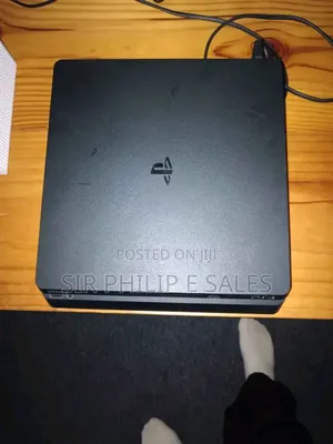 Good as New Playstation 4 + 4 Games