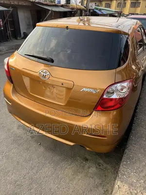 Toyota Matrix S Hatchback FWD (2.4L 4cyl 5A) 2010 Yellow