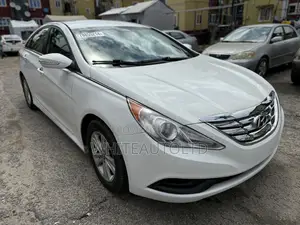Hyundai Sonata SE Sedan FWD (2.4L 4cyl 6A) 2013 White