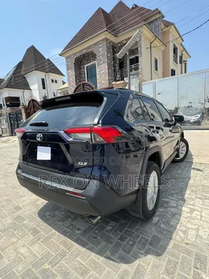 Toyota RAV4 XLE 2021 Blue