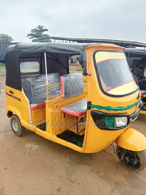 TVS Apache 160 4V 2023 Yellow