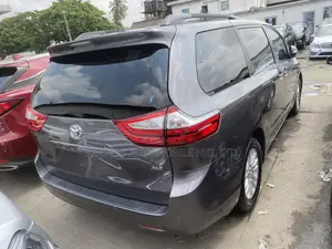 Toyota Sienna XLE Premium 8 Passenger (3.5L 6cyl 8A) 2017 Gray