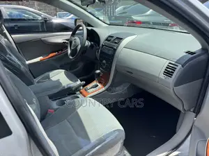 Toyota Corolla LE 4dr Sedan (1.8L 4cyl 4A) 2010 Silver