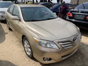 Toyota Camry LE 4dr Sedan (2.5L 4cyl 6AM) 2010 Gold