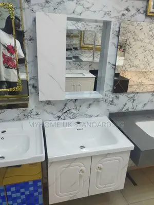 Quality Cabinet With Mirror