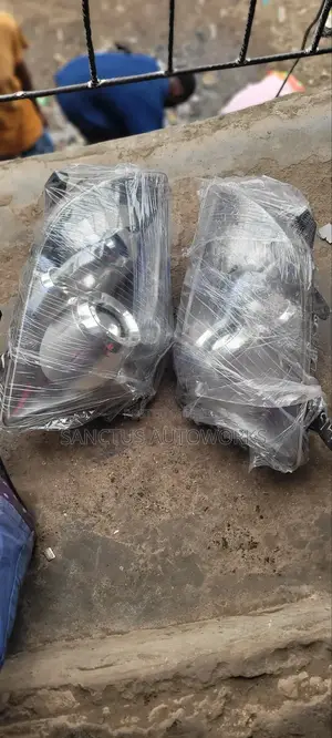 Headlight Toyota Avensis 2006