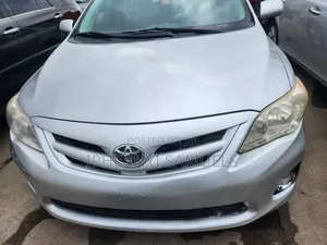 Toyota Corolla LE 4dr Sedan (1.8L 4cyl 4A) 2011 Silver
