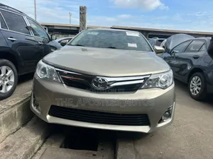 Toyota Camry XLE 4dr Sedan (3.5L 6cyl 6A) 2014 Gold