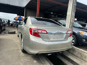 Toyota Camry XLE 4dr Sedan (3.5L 6cyl 6A) 2014 Gold